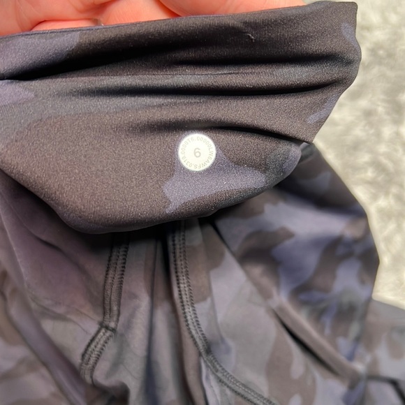 Lululemon Camo Print Cropped Leggings W/Side Pockets - Picture 8 of 9